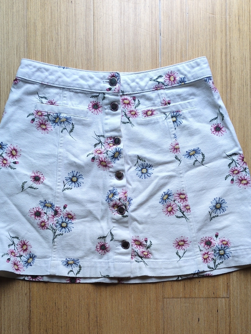 H&M White High-Waist Floral Button-Front Shorts